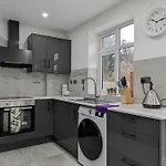 Near City Centre Private Bath Free Parking *