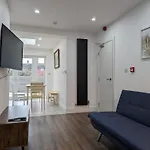 Dom wakacyjny Near City Centre Private Bath Free Parking