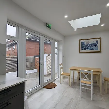 Near City Centre Private Bath Free Parking Ferienhaus