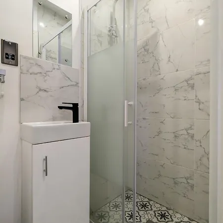 Near City Centre Private Bath Free Parking *