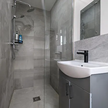 Near City Centre Private Bath Free Parking