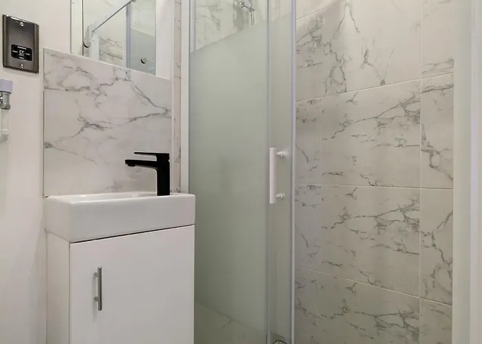 Near City Centre Private Bath Free Parking *