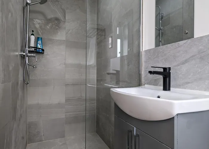 Near City Centre Private Bath Free Parking