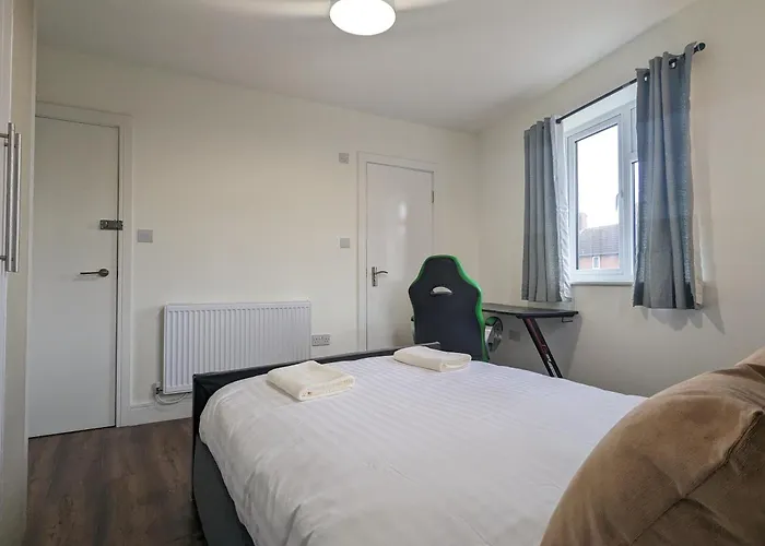 Near City Centre Private Bath Free Parking *