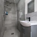 Near City Centre Private Bath Free Parking