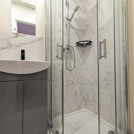 Near City Centre Private Bath Free Parking